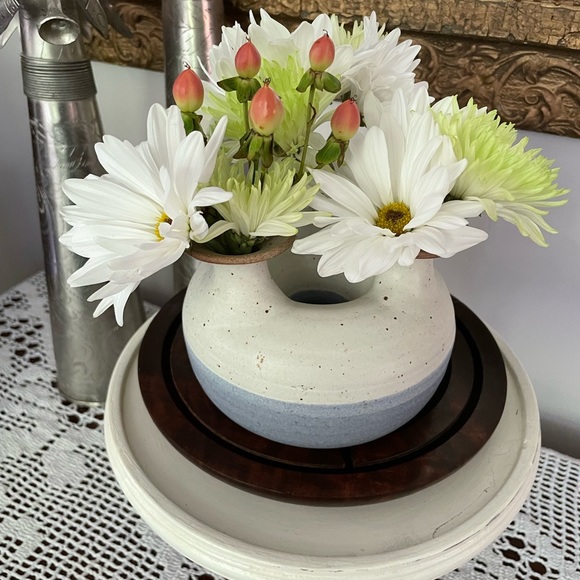 Vintage doughnut shaped pottery vase,No signature. Inthe vein of Doug Hivey. EUC - Picture 6 of 8